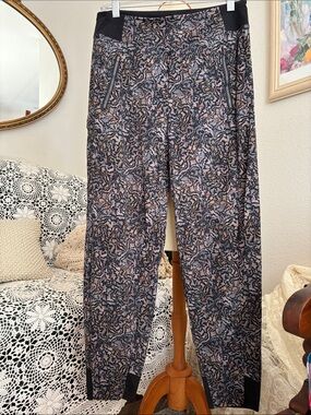 Athleta Abstract Print Trekkie North pant in Black and Tan